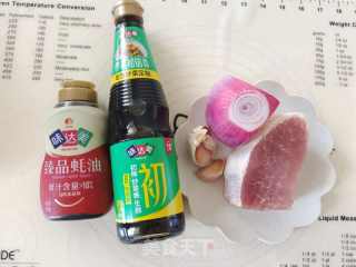 乌胡椒洋葱炒猪肉的做法步调：1