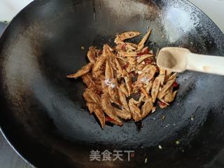喷鼻辣孜然鸡翅尖的做法步调：6