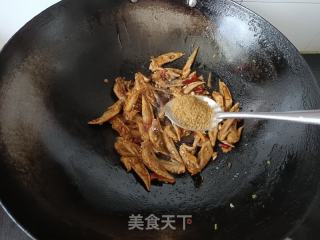 喷鼻辣孜然鸡翅尖的做法步调：7