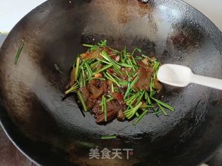 韭菜炒白薯片的做法步调：7