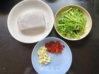 韭菜炒白薯片的做法步调：1