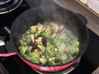 喷鼻菇西兰花的做法步调：5