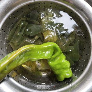 裙带菜炒蛋的做法步调：1