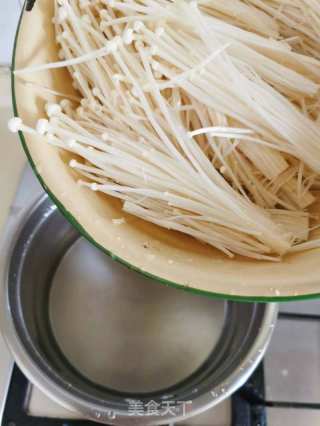 凉拌荆芥金针菇青瓜的做法步调：2