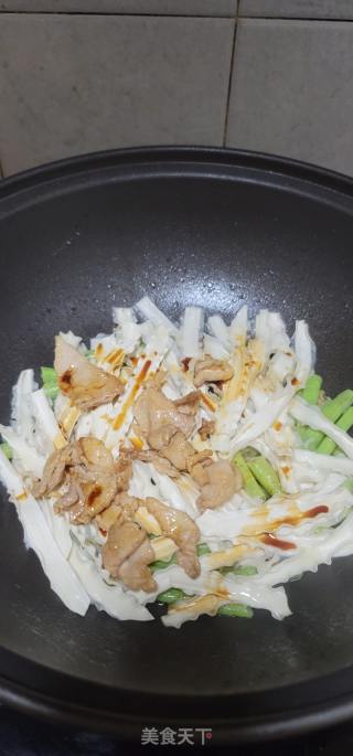 豆角焖里的做法步调：7
