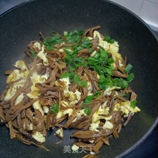 鸡蛋炒黄花菜的做法步调：11