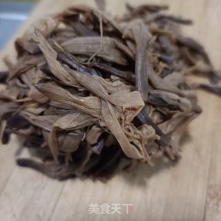 鸡蛋炒黄花菜的做法步调：1