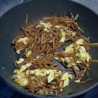 鸡蛋炒黄花菜的做法步调：10