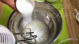 抹茶古早蛋糕，心感云朵般细致，抹茶味清爽而共同。的做法步调：11