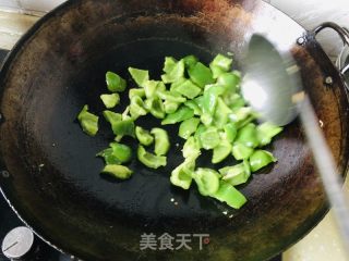 杮子椒炒牛肉的做法步调：4