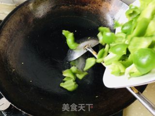 杮子椒炒牛肉的做法步调：3