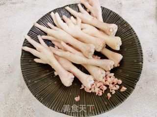 逃剧小整食，简朴又好吃的百喷鼻果酸辣鸡爪的做法步调：2