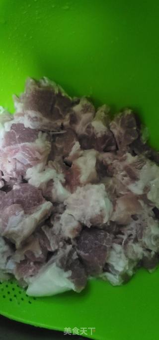 排骨焖凤眼果的做法步调：1