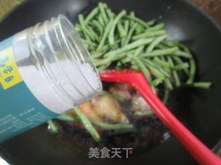 豇豆烧鸡翅根的做法步调：7