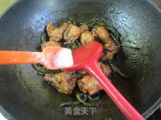豇豆烧鸡翅根的做法步调：9