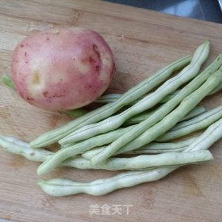 鸡翅花肉笋干炖云豆的做法步调：1