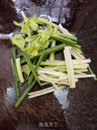 小管鱿鱼煲的做法步调：3