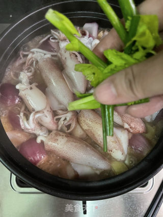 小管鱿鱼煲的做法步调：9