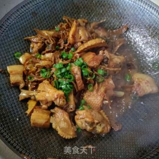 鸡翅花肉烧笋干的做法步调：21