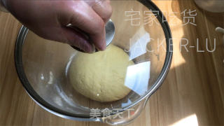 单色椰蓉餐包，柔嫩推丝，浓浓椰喷鼻，清爽抹茶，好吃得停没有下去！的做法步调：5