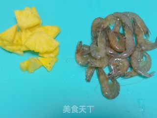 菠萝虾球的做法步调：1