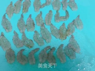 菠萝虾球的做法步调：4