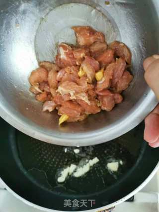 黄花菜乌木耳炒肉片的做法步调：4