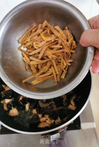 黄花菜乌木耳炒肉片的做法步调：6