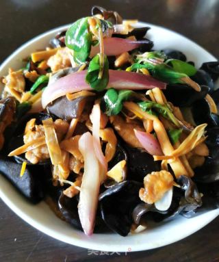 黄花菜乌木耳炒肉片的做法步调：10
