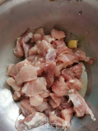 黄花菜乌木耳炒肉片的做法步调：3