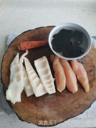 鸡片炒冬笋的做法步调：1