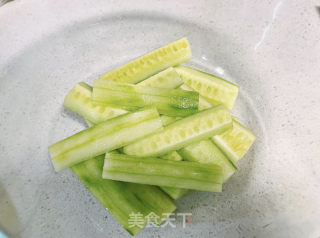百喷鼻果拌黄瓜的做法步调：3