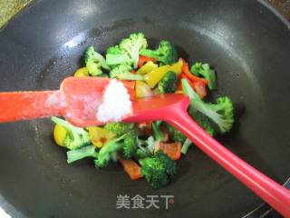 彩椒炒西兰花的做法步调：7
