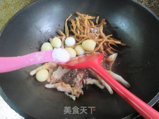 黄花菜鹌鹑蛋烧鸡爪的做法步调：7
