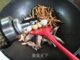 黄花菜鹌鹑蛋烧鸡爪的做法步调：5