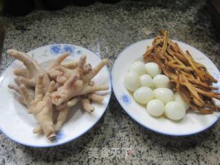 黄花菜鹌鹑蛋烧鸡爪的做法步调：1