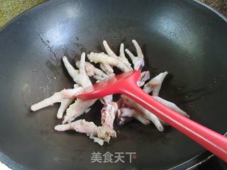 黄花菜鹌鹑蛋烧鸡爪的做法步调：3