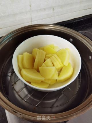 （氛围炸锅）乌胡椒土豆饼的做法步调：1