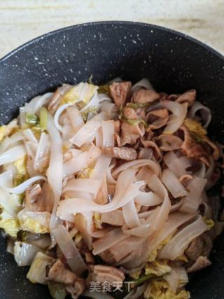 肥肠炒河粉的做法步调：8