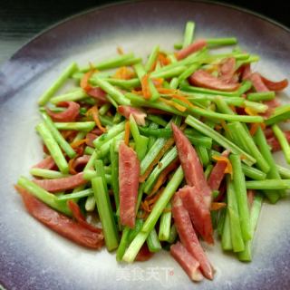 蒜蓉肠炒韭利剑的做法步调：11