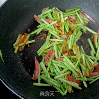 蒜蓉肠炒韭利剑的做法步调：10