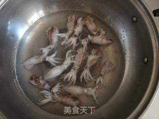 酱焖年夜虾笔管鱼的做法步调：3