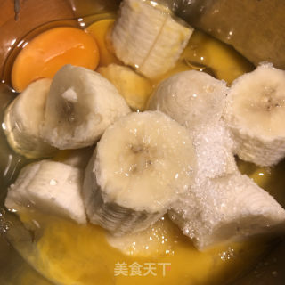 喷鼻蕉蛋饼的做法步调：1