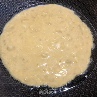 喷鼻蕉蛋饼的做法步调：4