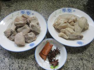 白烧鸡翅根排骨的做法步调：1