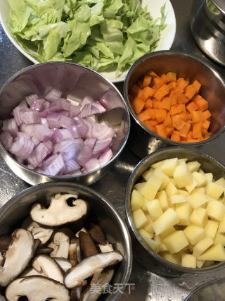 鸡腿煲仔饭的做法步调：1
