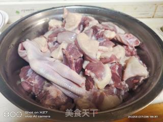 老姜焖鸭的做法步调：1