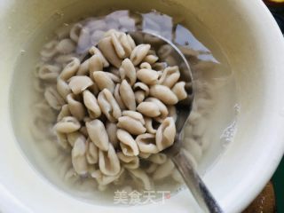 烩荞里猫耳朵的做法步调：1
