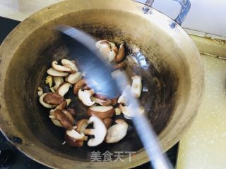 喷鼻菇炒油菜的做法步调：5