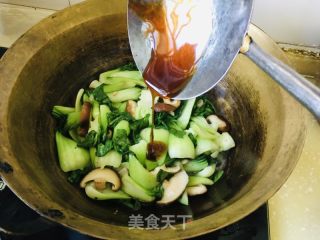 喷鼻菇炒油菜的做法步调：9